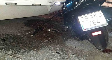 Motosiklet kamyona ok gibi saplandı