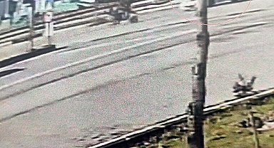 Motosiklete çarpmamak için manevra yapınca olanlar oldu: O anlar kamerada