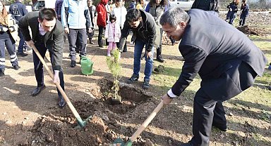Muğla'da sağlık ekipleri fidanları toprakla buluşturdu