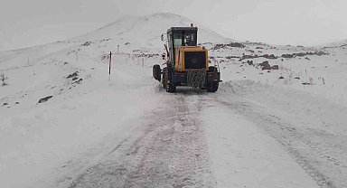 Muradiye'de yol açma çalışmaları devam ediyor