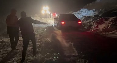 Muş'ta karda mahsur kalan 18 araç 5 saat sonra kurtarıldı