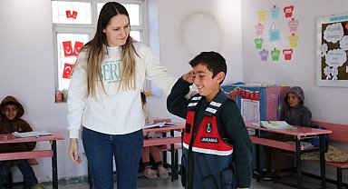 Muş'ta Mehmetçik 210 öğrenciye mont ve bot dağıttı