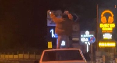 Müziğin ritmine dayanamadılar, seyir halindeki aracı diskoya çevirdiler