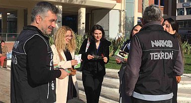 Narkotik polisi gençleri uyuşturucunun zararları hakkında bilgilendiriyor