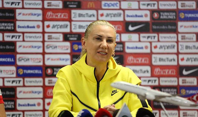 Necla Kıragası: "Kadın futbolunun tarihi bu kızlarla yazılıyor"