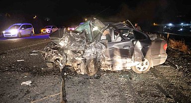 Nevşehir'de iki otomobil kafa kafaya çarpıştı:2 ölü, 3 ağır yaralı