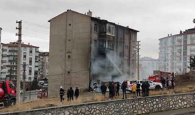 Niğde'de 4 katlı binada yangın paniği