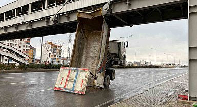 Niğde'de dorsesi açılan kamyon üst geçide sıkıştı