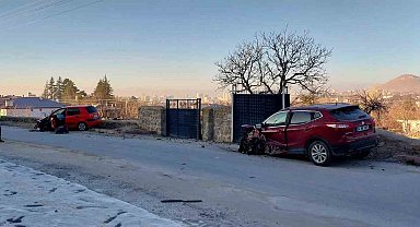 Niğde'de otomobiller çarpıştı: 3 yaralı