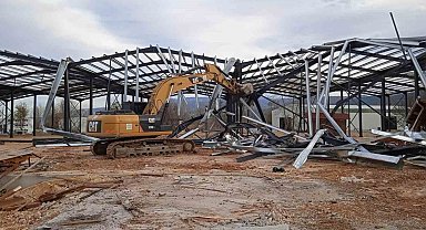 Nilüfer'de 3 günde 9 kaçak yapı yıkıldı