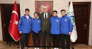 Odunpazarı'nın şampiyon atletleri Kazım Kurt'u ziyaret etti