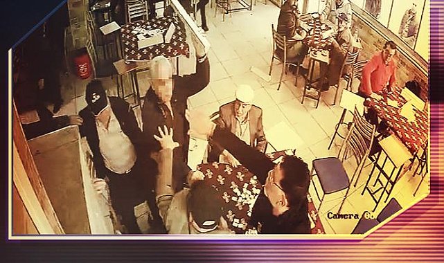 Öfkeli dedeleri ayırmak zor oldu! Kıraathanede 'taş' kavgası: Istakalar havada uçuştu