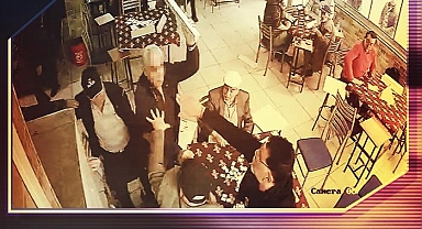 Öfkeli dedeleri ayırmak zor oldu! Kıraathanede 'taş' kavgası: Istakalar havada uçuştu