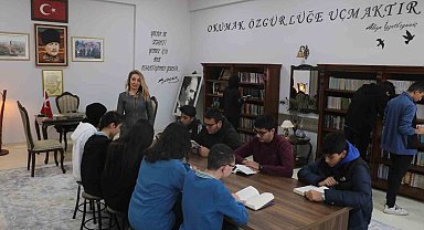 Öğrenciler, deprem sonrası süreci kitap okuyarak atlatıyor