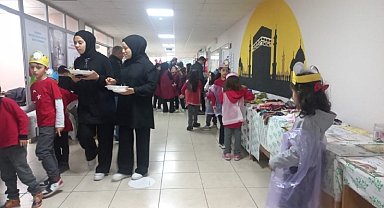 Öğrenciler okul koridoruna yerli malı pazarı kurdu