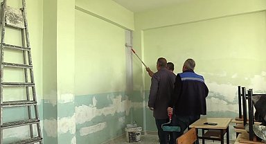 Öğrenciler para topladı, okul çalışanları sınıfları boyadı