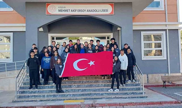 Öğrenciler şehitler için bayrak açtı
