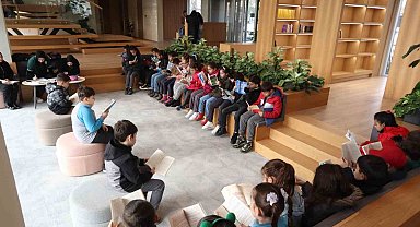 Öğrencilerden kütüphanede kitap okudu
