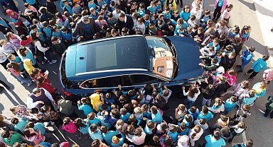 Öğrencilere Togg sürprizi: Dokunmak için birbirleriyle yarıştılar