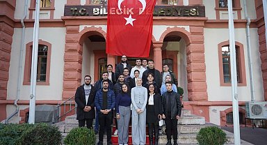 Öğrencilerin yeni yıl dileklerini dinledi