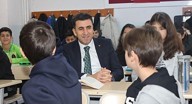 Öğrencilerle voleybol oynadı, kitap okudu