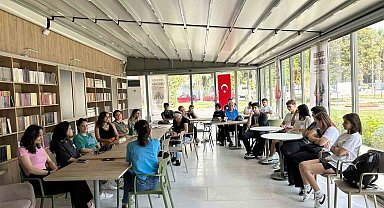 Öğretmen başkandan Bayraklı'ya 6 kitap kafe