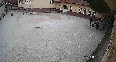 Okul bahçesinde kalbi duran öğrenciyi öğretmeni kurtardı: O anlar kamerada