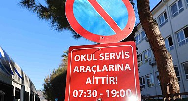 Okul servislerinin yerine park eden özel araçlar, servis şoförlerini zora sokuyor