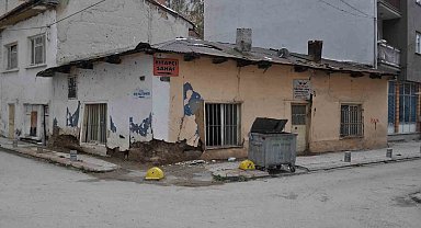 Okul yakınındaki metruk ev tedirginlik oluşturuyor