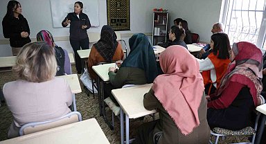 Okuma yazma kursundaki kadınlara 'KADES' semineri