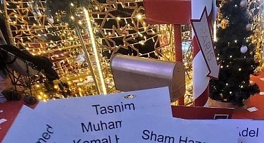 Öldürülen Filistinli çocukların isminin yazdığı broşürler AVM'nin üst katından aşağı bırakıldı