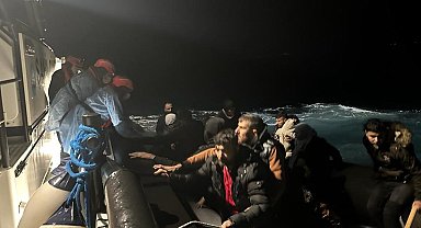 Ölümle burun buruna umut yolculuğu: 324 göçmen karaya çıkartıldı