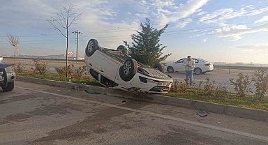 Önündeki araca çarpıp takla atan otomobil sürücüsü yaralandı