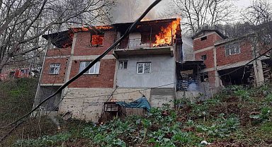 Ordu'da 3 katlı binanın çatı katı alev alev yandı