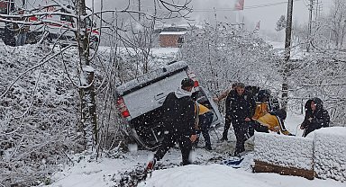 Ordu'da kar yağışı kazaya neden oldu: Kamyonet bahçeye uçtu, karı koca yaralandı