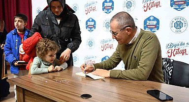 Orhan Toker, Kitap Festivali'nin ikinci gününde okurlarıyla buluştu