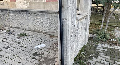 Orta hasarlı binanın bahçe kapısı çalındı