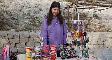 Otizmli genç kızı, makrome ipi hayata bağladı