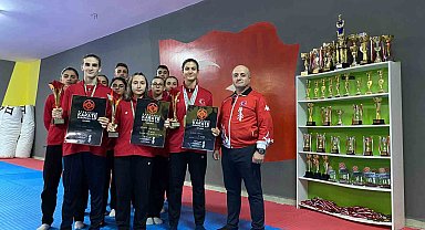 Otobüsle 120 saatlik yolculuk yapıp Avrupa şampiyonu oldular