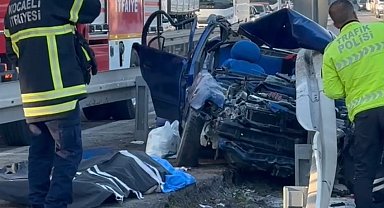 Otomobil bariyerlere ok gibi saplandı: Anne ve oğlu hayatını kaybetti