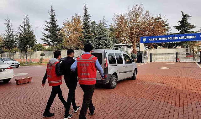 Otomobil dolandırıcısı para çektiği esnada yakalandı