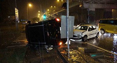 Otomobil ile çarpışan hafif ticari aracın yan yattığı kazada 2 kişi yaralandı