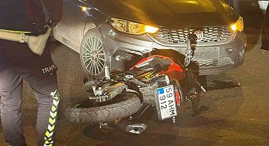 Otomobil ile motosiklet çarpıştı: Kaza anı kameralara yansıdı