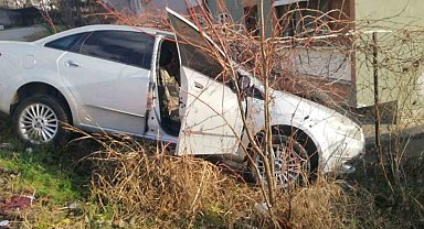 Otomobil istinat duvarında asılı kaldı: 1 yaralı