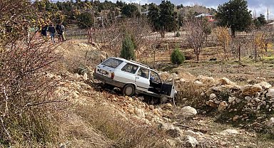 Otomobil şarampole uçtu: 2 yaralı