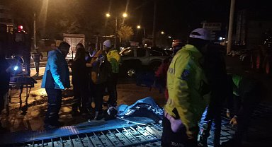 Otomobil, traktör bayisine girdi, araçtan fırlayan kadının ayağı kapıya sıkıştı: 2 yaralı