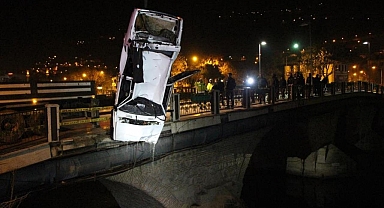 Otomobil Yeşilırmak'a uçtu: 1 ölü
