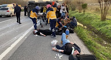 Otomobil yolcu minibüsüne çarptı, ortalık savaş alanına döndü: 17 yaralı