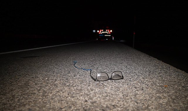 Otomobilin çarptığı ağır yaralanan motosikletlinin, olay yerinde gözlüğü ve evine götürmek için aldığı yol kenarına savrulan ekmekler kaldı