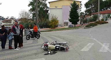 Otomobilin çarptığı motosiklet sürücüsü ölümden döndü